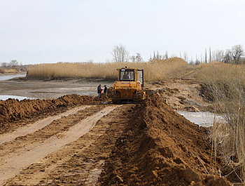 Работы по восстановлению обводных каналов в Питерском районе подходят к завершению