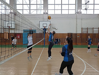  В преддверии Дня космонавтики в детско-юношеской спортивной школе состоялся районный турнир по волейболу среди девушек 2006-2007 года рождения