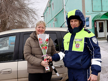 В Питерском районе сотрудники Госавтоинспекции поздравили женщин-водителей с наступающим праздником и присоединились к ежегодной Всероссийской акции МВД России «Цветы для автоледи»