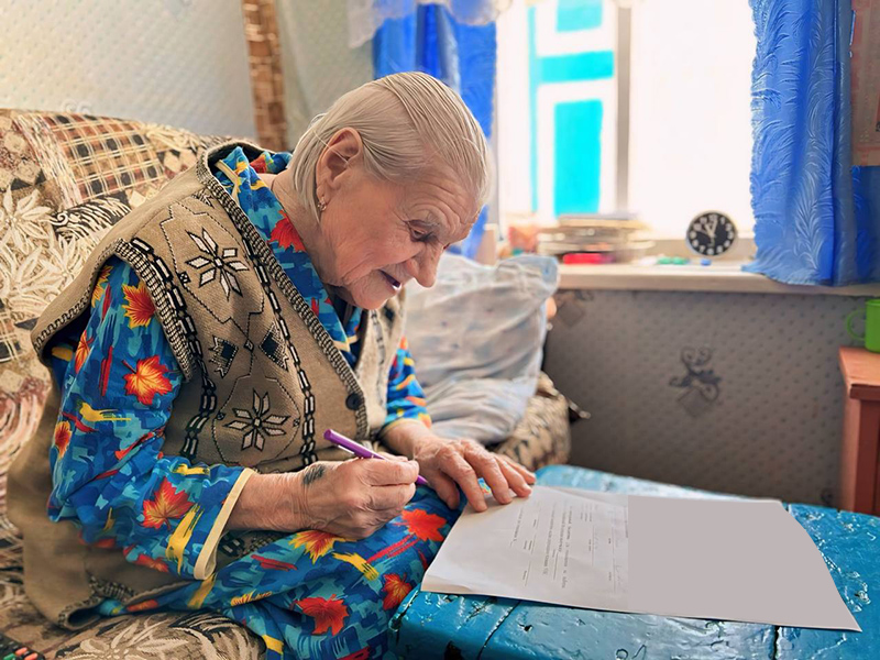 Жительница Питерского района Валентина Ермилова, которой 25 марта исполнится 99 лет, проголосовала на выборах президента России