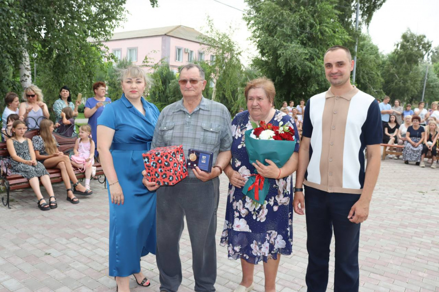 Стало доброй ежегодной традицией накануне праздника семьи, любви и верности чествовать пары Питерского района