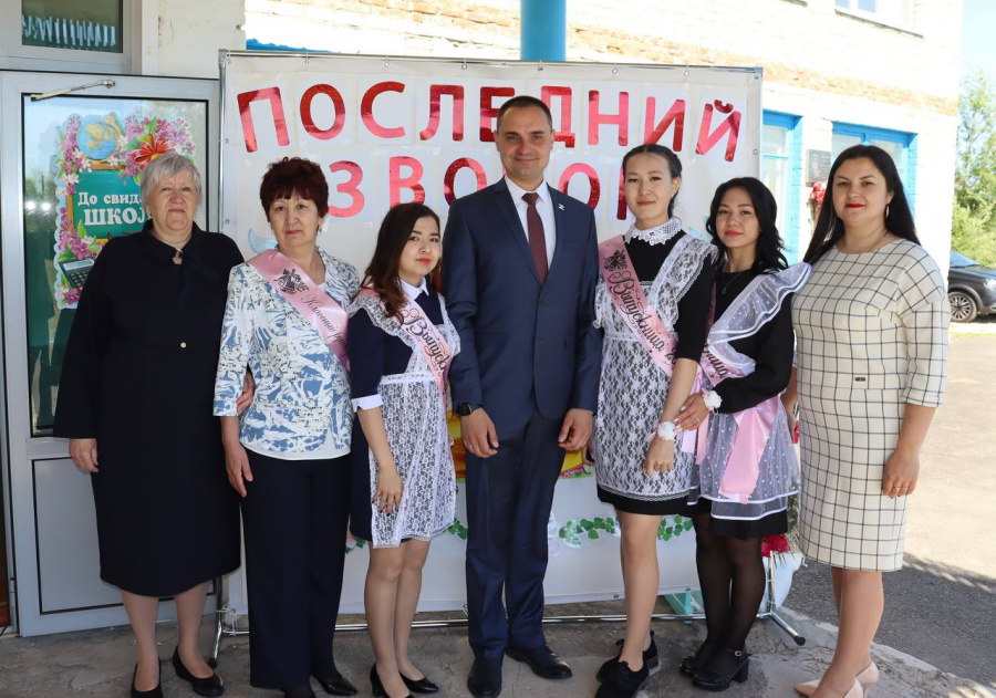 Сегодня в школах Питерского района прошли торжественные линейки и последние звонки