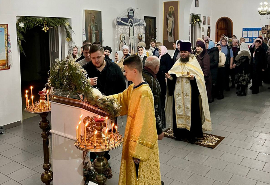 Рождественская служба в храме во имя Архистратига Божия Михаила в Питерке