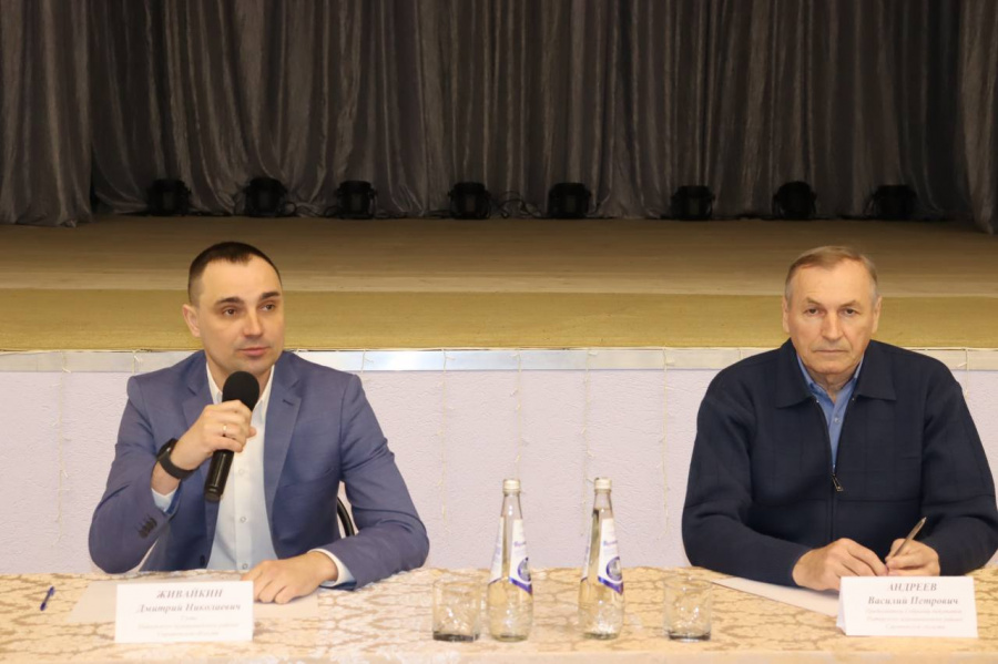 В Доме культуры состоялась встреча главы Питерского муниципального района Дмитрия Живайкина с жителями Питерки