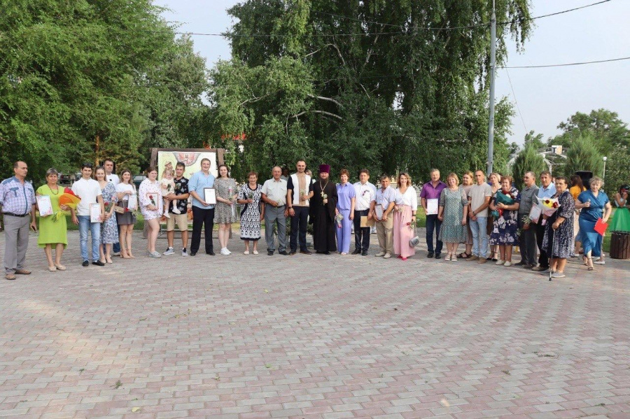 В Питерском районе прошли праздничные мероприятия, посвящённые Дню семьи, любви и верности 