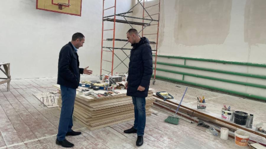 В 2023 году в Саратовской области стартовала новая программа по ремонту школьных спортзалов