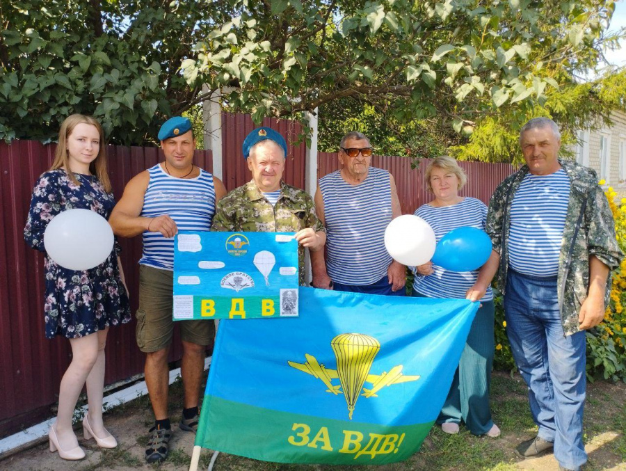 Десантников Питерского района поздравили с профессиональным праздником!