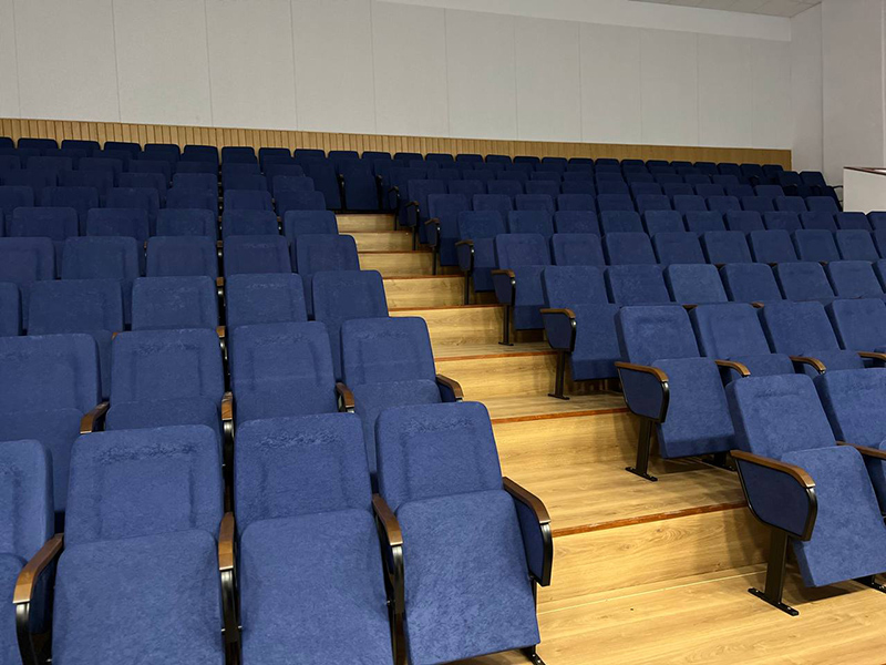 В рамках модернизации зрительного зала в Питерском Доме культуры были заменены 320 кресел
