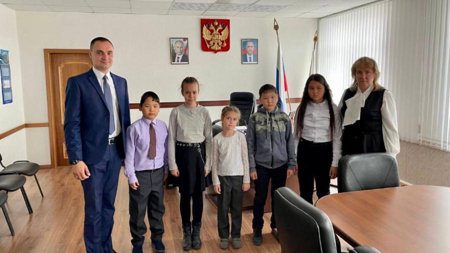 Дмитрий Живайкин встретился с пятиклассниками филиала Питерской средней общеобразовательной школы в селе Запрудное