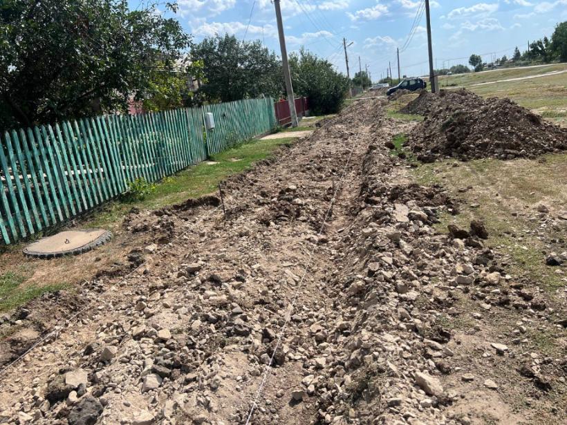 В рамках программы по благоустройству территорий Саратовской области в Питерке ведутся работы по строительству тротуаров