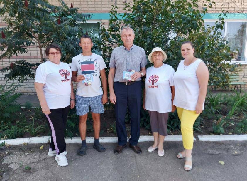 «Серебряные» волонтеры поздравили с днем физкультурника педагогов Питерского района