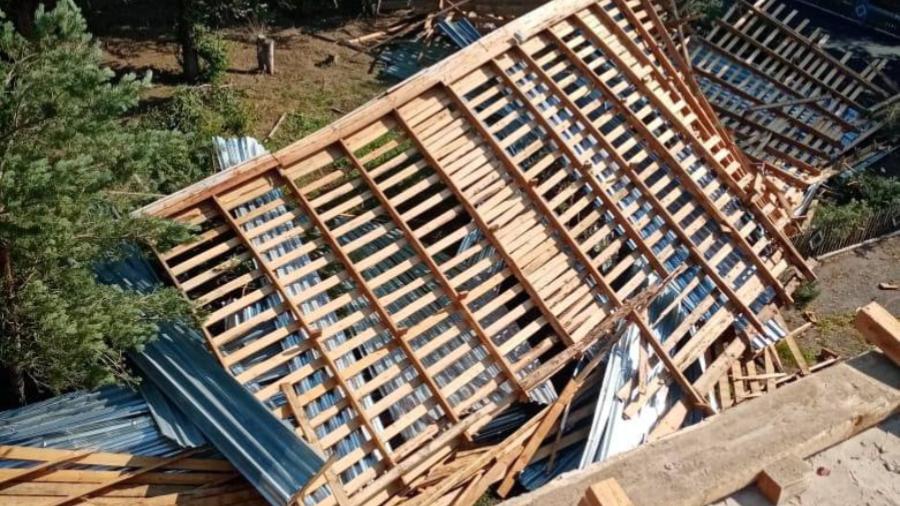 В июне этого года в поселке Нива ураганный ветер снес крышу школы