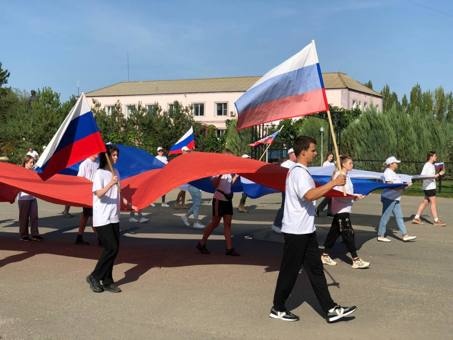 Сегодня мы отдаём дань уважения официальному государственному символу России - её флагу