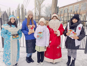 На протяжении зимних праздников Первые во всех районах Саратовской области дарили праздник тем, кто работал в новогодние дни или нёс службу в рамках акции «Российский детский Дед Мороз»