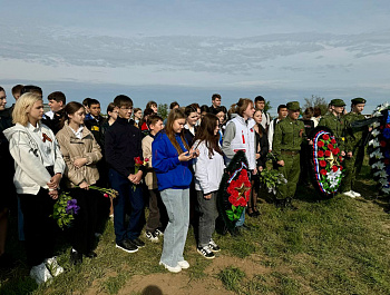 На Питерском кладбище прошла торжественно-траурная церемония возложения цветов и венков к воинскому захоронению, посвященная 79-й годовщине Победы в Великой Отечественной войне