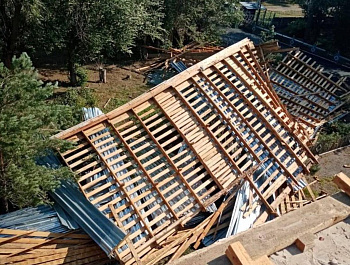 В июне этого года в поселке Нива ураганный ветер снес крышу школы