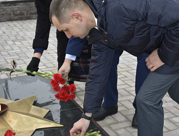 Сегодня, в парке Победы села Питерка, состоялась церемония возложения цветов и венков к мемориалу воинов – земляков, погибших в годы Великой Отечественной войны